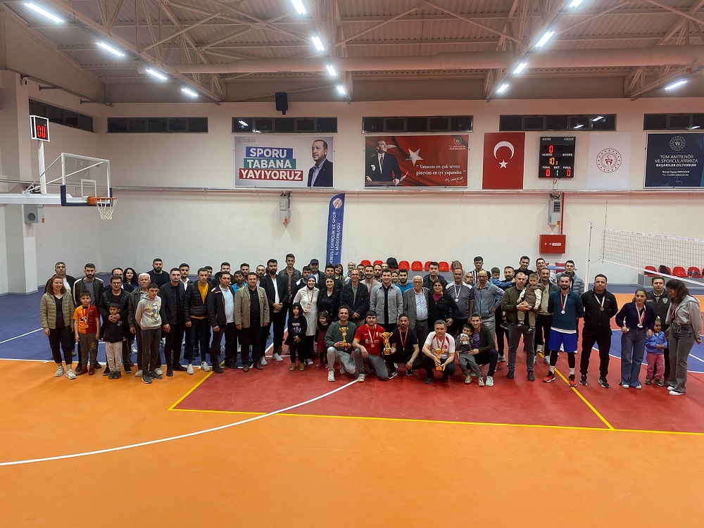 Kaymakamımız Sayın Muhammet ÖZTÜRK Kurumlar Arası Voleybol Turnuvası Final Maçı ve Ödül Törenine Katıldı