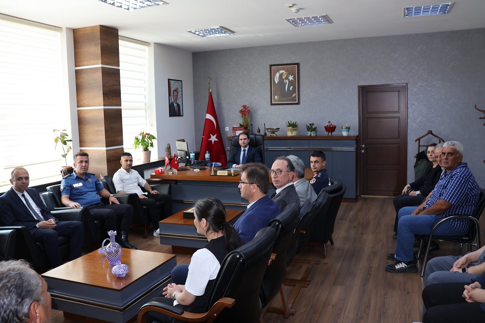 Kaymakamımız Sayın Ferdi AKGÜN Kurban Bayramı münasebetiyle Kurum Amirleri Muhtarlarımız ve Kaymakamlık Personeli ile Bayramlaştı