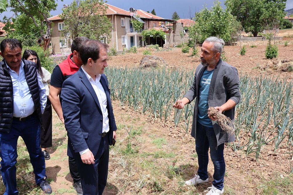 Kaymakamımız Sayın Ferdi AKGÜN İlçemiz Deşdemir Mahallesinde Salep Yetiştiriciliği Yapan Tuğba ve Arif GÜDER'i Bahçelerinde Ziyaret Etti